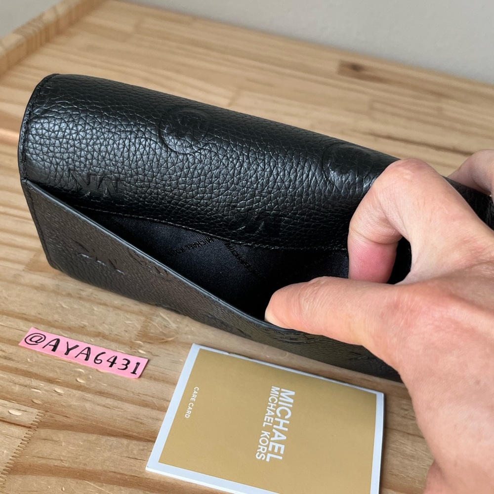 Michael Kors Wallet🎈🎈 - Picture 6 of 8